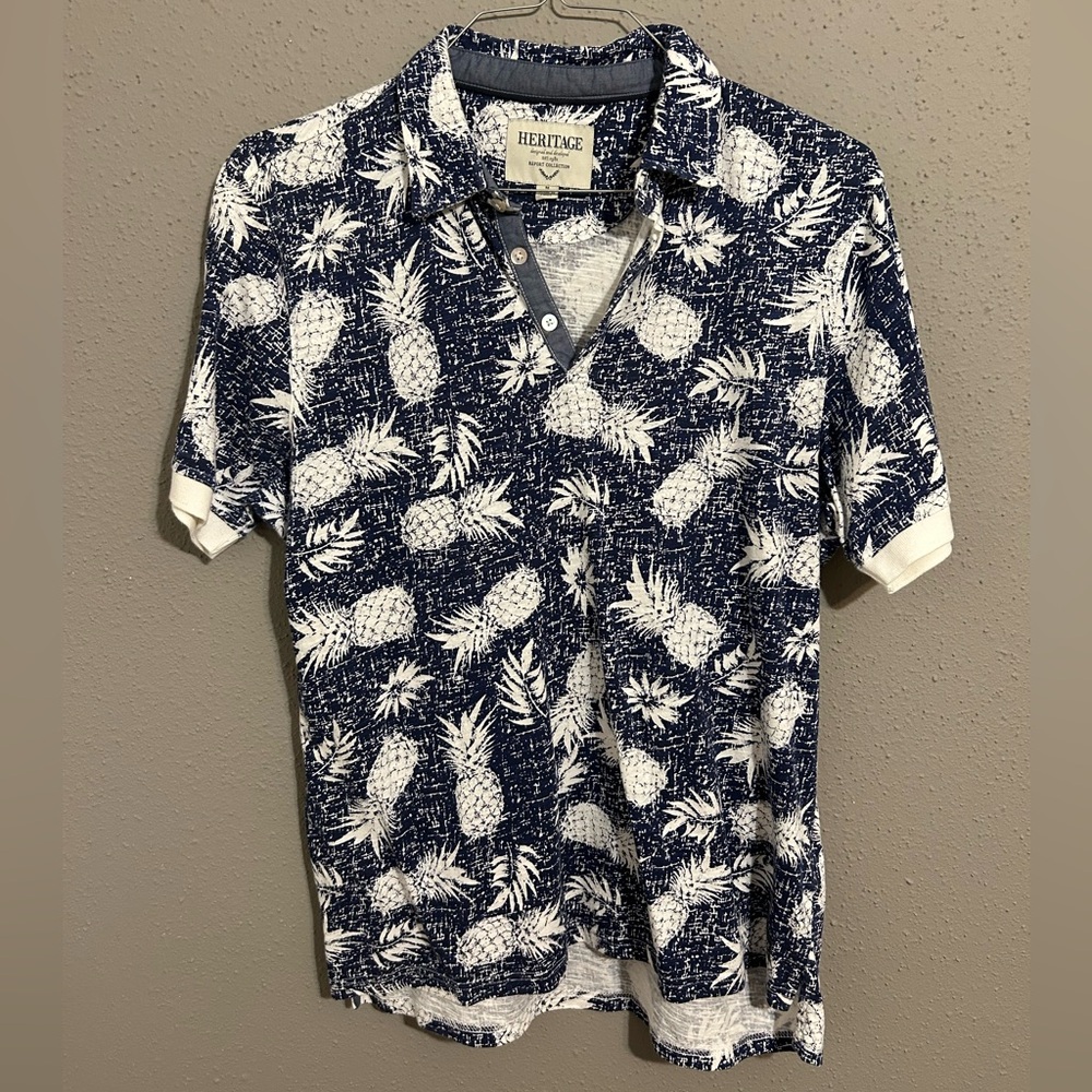 Heritage Blue and White Pineapple Print Men's Shirt. Size MD. Great condition